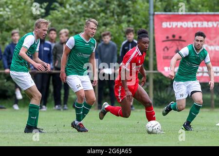 HAAKSBERGEN, PAYS-BAS - JUILLET 6 : Luuk Schepers de HSC, Wessel Witbeuk de HSC, Godfried Roemeratoe de FC Twente et Barnabas Racz de HSC pendant le match amical de club entre HSC '21 et FC Twente au Sportpark Groot Scholtenhagen le 6 juillet 2021 à Haaksbergen, pays-Bas (photo de Marcel ter Bals/Orange Pictures) Banque D'Images