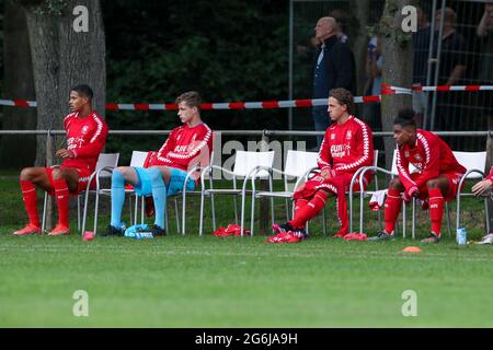 HAAKSBERGEN, PAYS-BAS - JUILLET 6 : Jayden Oosterwolde du FC Twente, Timo Jansink du FC Twente, Giovanni Troupee du FC Twente et Godfried Roemeratoe du FC Twente lors du match amical du Club entre HSC '21 et le FC Twente au Sportpark Groot Scholtenhagen le 6 juillet 2021 à Haaksbergen, pays-Bas (photo de Marcel Bals/Orange Pictures) Banque D'Images