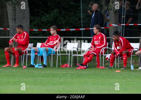 HAAKSBERGEN, PAYS-BAS - JUILLET 6 : Jayden Oosterwolde du FC Twente, Timo Jansink du FC Twente, Giovanni Troupee du FC Twente et Godfried Roemeratoe du FC Twente lors du match amical du Club entre HSC '21 et le FC Twente au Sportpark Groot Scholtenhagen le 6 juillet 2021 à Haaksbergen, pays-Bas (photo de Marcel Bals/Orange Pictures) Banque D'Images