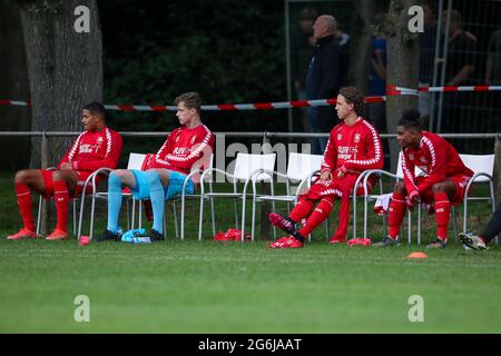 HAAKSBERGEN, PAYS-BAS - JUILLET 6 : Jayden Oosterwolde du FC Twente, Timo Jansink du FC Twente, Giovanni Troupee du FC Twente et Godfried Roemeratoe du FC Twente lors du match amical du Club entre HSC '21 et le FC Twente au Sportpark Groot Scholtenhagen le 6 juillet 2021 à Haaksbergen, pays-Bas (photo de Marcel Bals/Orange Pictures) Banque D'Images