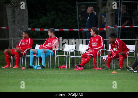 HAAKSBERGEN, PAYS-BAS - JUILLET 6 : Jayden Oosterwolde du FC Twente, Timo Jansink du FC Twente, Giovanni Troupee du FC Twente et Godfried Roemeratoe du FC Twente lors du match amical du Club entre HSC '21 et le FC Twente au Sportpark Groot Scholtenhagen le 6 juillet 2021 à Haaksbergen, pays-Bas (photo de Marcel Bals/Orange Pictures) Banque D'Images