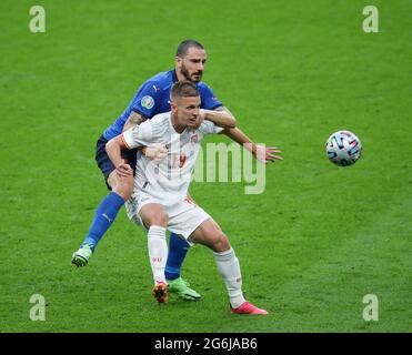 Londres, Angleterre, 6 juillet 2021. Leonardo Bonucci d'Italie défie Dani Olmo d'Espagne lors du match de l'UEFA Euro 2020 au stade Wembley, Londres. Le crédit photo devrait se lire: David Klein / Sportimage Banque D'Images