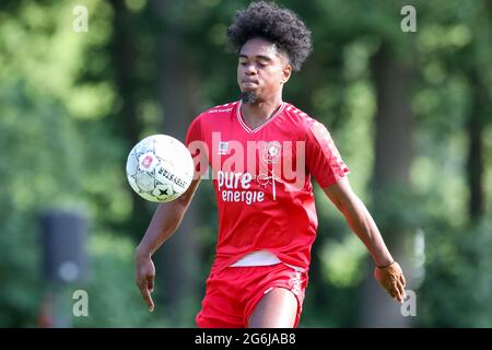 HAAKSBERGEN, PAYS-BAS - JUILLET 6 : Godfried Roemeratoe du FC Twente lors du match Club friendly entre HSC '21 et FC Twente au Sportpark Groot Scholtenhagen le 6 juillet 2021 à Haaksbergen, pays-Bas (photo de Marcel ter Pals/Orange Pictures) Banque D'Images