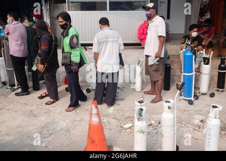 Jakarta, Indonésie. 05e juillet 2021. Les gens attendent en file d'attente pour remplir leurs réservoirs d'oxygène à une station de remplissage de Jakarta. L'Indonésie est confrontée à une crise de l'oxygène dans le contexte d'une augmentation des cas de Covid-19. Au 4 juillet, le Gouvernement indonésien a annoncé 2,284,084 cas confirmés de COVID-19 dans les 34 provinces indonésiennes, dont 295,228 cas actifs, 60,582 décès. Crédit : SOPA Images Limited/Alamy Live News Banque D'Images