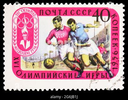 MOSCOU, RUSSIE - 21 MARS 2020 : timbre-poste imprimé en Union soviétique montre les joueurs de football, Jeux Olympiques 1956 - série Melbourne, vers 1957 Banque D'Images