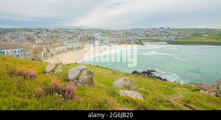 Vue panoramique sur la plage de Porthmeor dans la ville portuaire pittoresque de St Ives, Cornouailles, Angleterre, Royaume-Uni. Banque D'Images