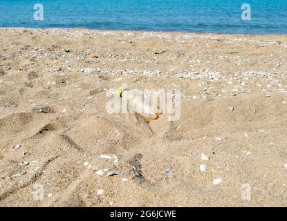 Bouteille d'eau en plastique jaune de déchets sur la plage.Beat plastique Pollution.beach pollution.plastic bouteilles sur la plage de mer.concept écologique.gros plan. Banque D'Images