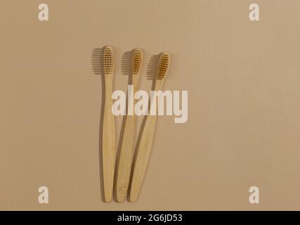 Un ensemble de brosses à dents écologiques en bambou sur fond beige pastel. Un style de vie durable sans gaspillage. Concept sans plastique Banque D'Images