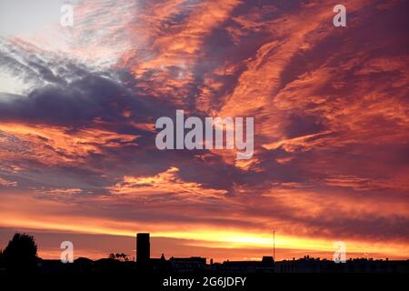 Berlin, Allemagne. 06e juillet 2021. Le soleil couchant teinte les nuages au-dessus du quartier de Charlottenburg dans des couleurs vives. Credit: Kathrin Deckart/dpa/Alay Live News Banque D'Images