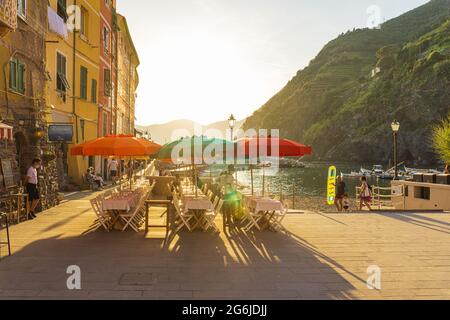 Vernazza, Italie - juin 20 : touristes assis sur les patios des restaurants de Vernazza en juin 20, 2021. Banque D'Images