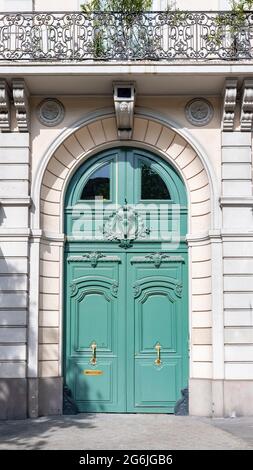 Paris, ancienne porte en bois, bâtiment typique du 16ème arrondissement Banque D'Images