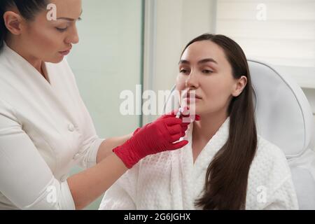 Augmentation de la lèvre. Femme obtenant la beauté injection pour les lèvres Banque D'Images