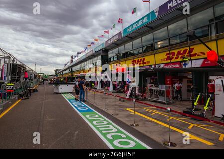 Australie. 6 juillet 2021. DOSSIER : le Grand Prix d'Australie a été mis à l'arrêt pour la deuxième année consécutive en raison de la pandémie du coronavirus. L'événement de Formule 1 devait avoir lieu du 19-21 novembre, mais a été abandonné en raison de contrôles frontaliers stricts en Australie. PHOTO DU DOSSIER: 13 mars 2020: Melbourne, Australie - 13 2020 mars: Les équipes commencent à s'emballer à Albert Park après l'annulation du Grand Prix australien de Formule 1 2020 crédit: Chris Putnam/ZUMA Wire/Alay Live News Banque D'Images