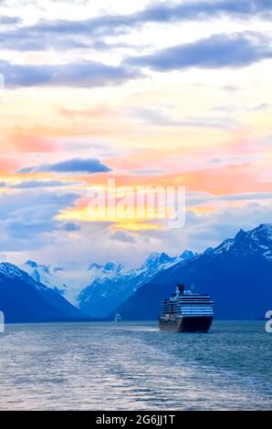 Bateau de croisière avec les montagnes en arrière-plan. Couleurs vives du ciel Banque D'Images