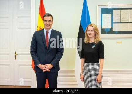 (210706) -- TALLINN, 6 juillet 2021 (Xinhua) -- le Premier ministre estonien Kaja Kallas (R) et le Premier ministre espagnol Pedro Sanchez posent pour des photos à Tallinn (Estonie), le 6 juillet 2021. Le Premier ministre estonien Kaja Kallas a rencontré mardi son homologue espagnol Pedro Sanchez pour discuter de questions relatives aux relations bilatérales, à la coopération en matière de défense, à l'Organisation du Traité de l'Atlantique Nord (OTAN) et à la politique migratoire. (Gouvernement estonien/document via Xinhua) Banque D'Images