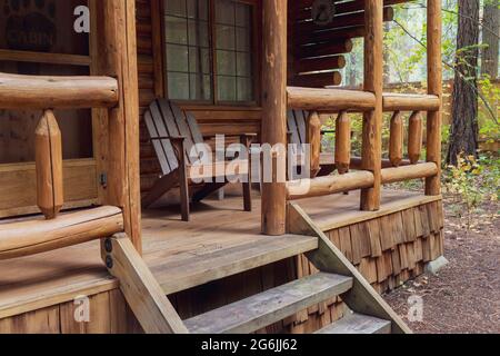 Vue sur le porche avant de la cabane rustique en bois Banque D'Images