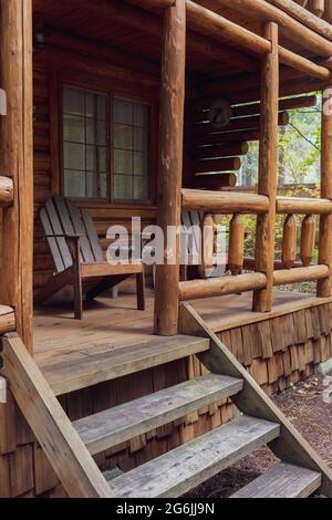 Escaliers menant au porche avant de la cabane en bois rustique Banque D'Images