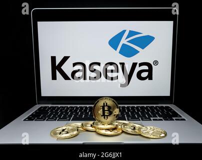 Bitcoins et logo de la société Kaseya flou sur l'écran de l'ordinateur portable. Concept d'attaque ransomware et de violation de sécurité. Stafford, Royaume-Uni, juillet 6 Banque D'Images