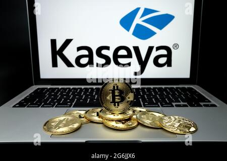 Bitcoins et logo de la société Kaseya flou sur l'écran de l'ordinateur portable. Concept d'attaque ransomware et de violation de sécurité. Stafford, Royaume-Uni, juillet 6 Banque D'Images