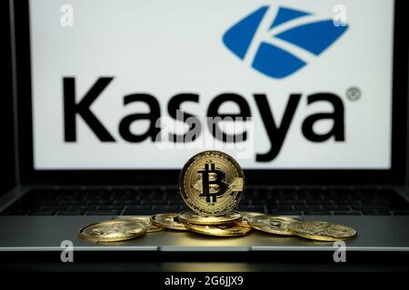 Bitcoins et logo de la société Kaseya flou sur l'écran de l'ordinateur portable. Concept d'attaque ransomware et de violation de sécurité. Stafford, Royaume-Uni, juillet 6 Banque D'Images