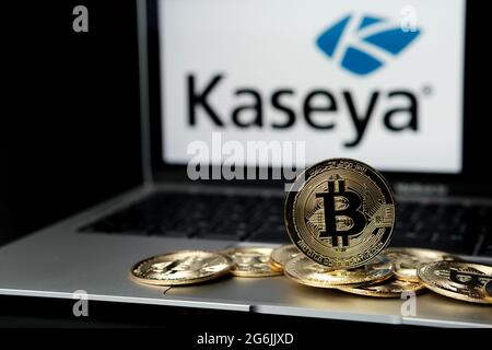 Bitcoins et logo de la société Kaseya flou sur l'écran de l'ordinateur portable. Concept d'attaque ransomware et de violation de sécurité. Stafford, Royaume-Uni, juillet 6 Banque D'Images