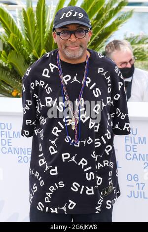 Palais des festivals, Cannes, France. 6 juillet 2021. Spike Lee pose au Photocall pour jury officiel du 74e Festival. Photo par crédit : Julie Edwards/Alamy Live News