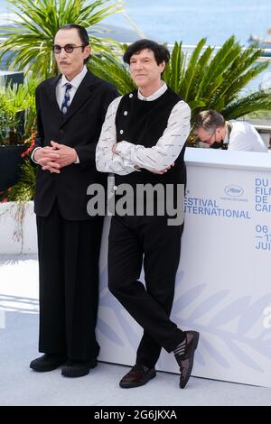 Palais des festivals, Cannes, France. 6 juillet 2021. Sparks pose au Photocall pour Annettee. Ron Mael, Russell Mael. Photo par crédit : Julie Edwards/Alamy Live News Banque D'Images