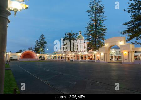 Napier Nouvelle-Zélande - 1er juin 2015 ; Marine Parade Sound Shell avec colonnade, Norfolk Pines et bâtiments de style urbain déco derrière Banque D'Images