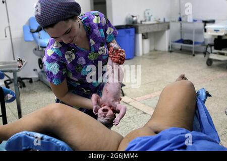 Maracaibo- Venezuela-19-06-2015- maternité Castillo Plaza au Venezuela. femme de 17 ans ayant un nouveau-né à l'hôpital. © JOSE ISAAC BULA UR Banque D'Images