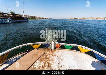 Croisière sur le nil en Égypte vue panoramique depuis la poupe de l'ancien navire Banque D'Images