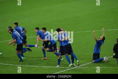 Londres, Angleterre, 6 juillet 2021. Les joueurs italiens célèbrent la victoire du tir de pénalité lors du match de l'UEFA Euro 2020 au stade Wembley, Londres. Le crédit photo devrait se lire: David Klein / Sportimage Banque D'Images