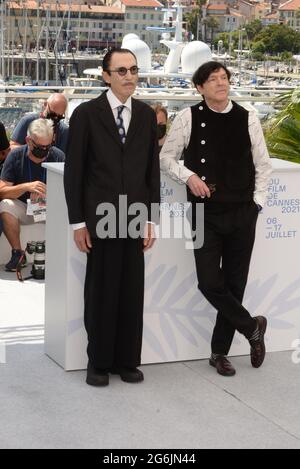 6 juillet 2021, CANNES, France : CANNES, FRANCE - 06 JUILLET : Ron Mael et Russell Mael assistent à la séance photo « Annette » lors du 74e Festival annuel du film de Cannes, le 06 juillet 2021 à Cannes, France. (Image de crédit : © Frederick InjimbertZUMA Wire) Banque D'Images