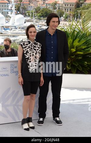 6 juillet 2021, CANNES, France : CANNES, FRANCE – 06 JUILLET : Marion Cotillard et adam Driver assistent à la photocall ''Annette' lors du 74e Festival annuel du film de Cannes, le 06 juillet 2021 à Cannes, en France. (Image de crédit : © Frederick InjimbertZUMA Wire) Banque D'Images