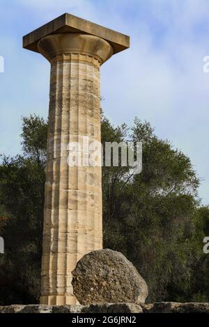 Pilier unique de trois du Temple de Zeus à l'ancienne Olympie Grèce reconstruite avec la section tombée sur le côté au fond Banque D'Images