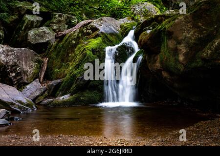 Vue d'ensemble pittoresque des chutes Dark Hollow au parc national Shenandoah en été Banque D'Images