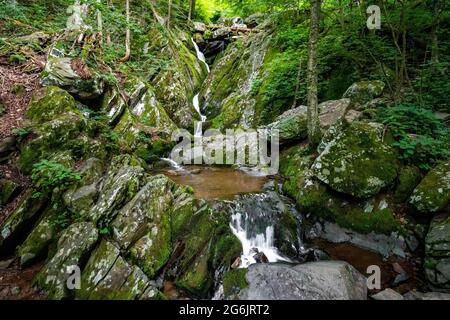 Vue d'ensemble pittoresque des chutes Dark Hollow au parc national Shenandoah en été Banque D'Images