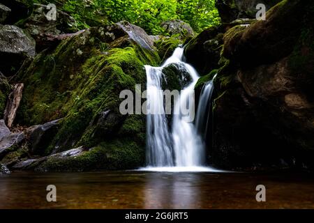 Vue d'ensemble pittoresque des chutes Dark Hollow au parc national Shenandoah en été Banque D'Images