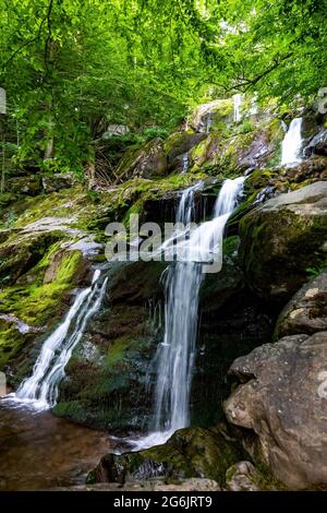 Vue d'ensemble pittoresque des chutes Dark Hollow au parc national Shenandoah en été Banque D'Images