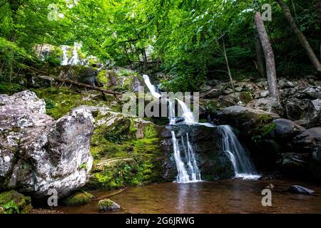 Vue d'ensemble pittoresque des chutes Dark Hollow au parc national Shenandoah en été Banque D'Images