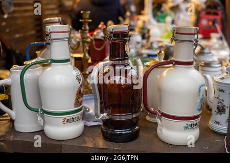 Bouteilles de bière traditionnelles sur comptoir au marché Banque D'Images