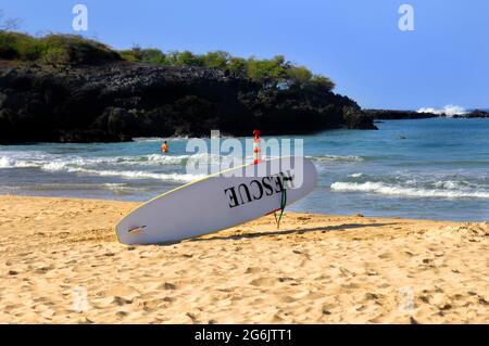 Planche de surf Life Guard prête pour l'action. Le mot Rescue est peint en noir sur la planche. Banque D'Images