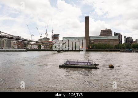 Un piège à litière sur la Tamise sous le Millenium Bridge et en face de la galerie d'art moderne Tate, Londres, Angleterre, Royaume-Uni Banque D'Images