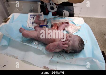 Maracaibo- Venezuela-19-06-2015- maternité Castillo Plaza au Venezuela. La livraison d'un bébé garçon par un nouveau-né est en cours de vérification. © JOSE ISAAC BULA URRUTIA Banque D'Images