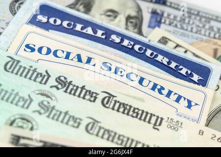 Vue rapprochée des cartes de sécurité sociale et des chèques du Trésor des États-Unis Banque D'Images
