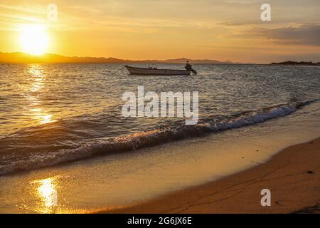 Un Bote de pesca flota en el agua atardecer en la playa de frente Isla del Tiburon en la localidad de Punta Chueca durante la celecañación o nuevo Seri en la comunidad de Punta Chueca el 30 junio 2021 en Hermosillo, Mexique.(Foto by Luis Gutierrez / Norte photo ) Un bateau de pêche flotte dans l'eau du coucher du soleil sur la plage en face de Isla del Tiburon dans la ville de Punta Chueca lors de la célébration du nouvel an de Seri dans la communauté de Punta Chueca le 30 juin 2021 à Hermosillo, Mexique. (Photo par Luis Gutierrez / North photo) Banque D'Images