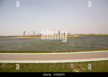 The Love Lakes à Al Qudra, Dubaï, Émirats arabes Unis. --- les lacs Love Dubai sont composés de deux lacs artificiels en forme de coeur. Le lac est si grand qu'il peut être s. Banque D'Images