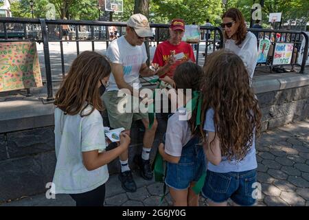 NEW YORK, NY – 05 JUILLET 2021 : les habitants de Battery Park City et les politiciens locaux se rassemblent à Rockefeller Park pour protester contre Gov. Les projets d'Andrew Cuomo pour un ' Banque D'Images