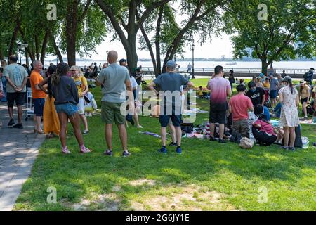 NEW YORK, NY – 05 JUILLET 2021 : les habitants de Battery Park City et les politiciens locaux se rassemblent à Rockefeller Park pour protester contre Gov. Les projets d'Andrew Cuomo pour un ' Banque D'Images