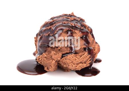 Une cuillère de glace au chocolat avec sauce au chocolat Banque D'Images