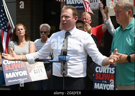 New York, États-Unis. 06e juillet 2021. Andrew Giuliani prononce une conférence de presse tenue par le candidat républicain à la mairie de 2021, Curtis Sliwa, appelant à la réforme de l'intégrité électorale du Conseil électoral de l'État de New York, à New York, NY, le 6 juillet 2021. Andrew Giuliani, le fils de l'ancien maire de New York Rudy Giuliani a annoncé plus tôt qu'il se présentait au poste de gouverneur de New York en 2022.(photo d'Anthony Behar/Sipa USA) Credit: SIPA USA/Alay Live News Banque D'Images